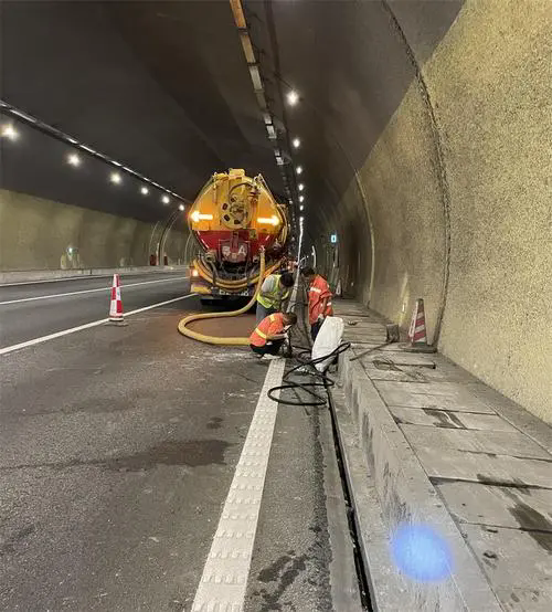 钢城隧道排水渠清淤